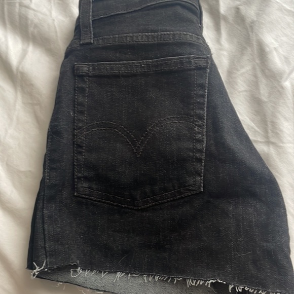 Levi’s High Rise Shorts - Picture 5 of 5
